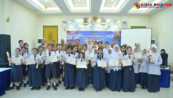 Meriah! Lomba Cerdas Cermat Resmi Ditutup, SD Negeri 084083 dan SMP Tri Ratna Sibolga Sabet Juara Satu