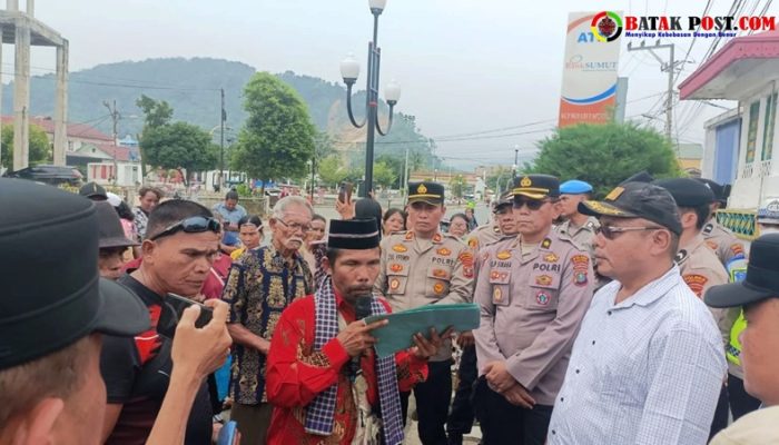 Ratusan warga Desa Barambang Demo Kantor Bupati Tapteng Tuntut Transparansi Jadup dan Audit Dana Desa