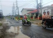 Berbahaya! Jalan Berlubang di Depan Gudang Farmasi Dinkes Tapteng Ancam Nyawa Pelajar