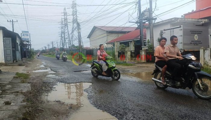 Berbahaya! Jalan Berlubang di Depan Gudang Farmasi Dinkes Tapteng Ancam Nyawa Pelajar